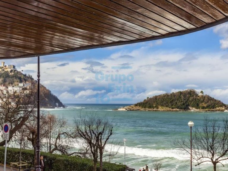 Foto 2 de Una propiedad única, irrepetible, estratégicamente ubicada ante la Bahía de la Concha, situada en una de las más selectas zonas de San Sebastián.