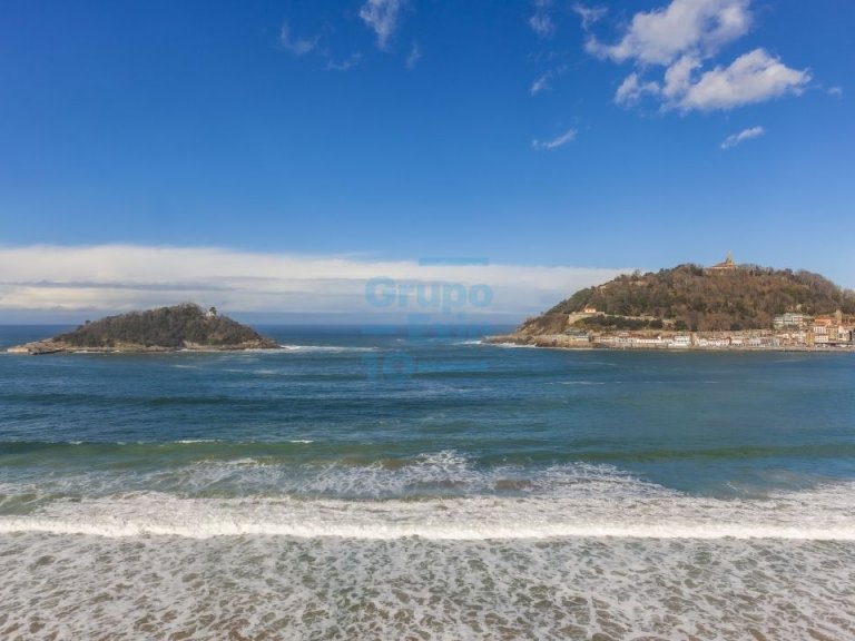 Foto 3 de Una propiedad única, irrepetible, estratégicamente ubicada ante la Bahía de la Concha, situada en una de las más selectas zonas de San Sebastián.