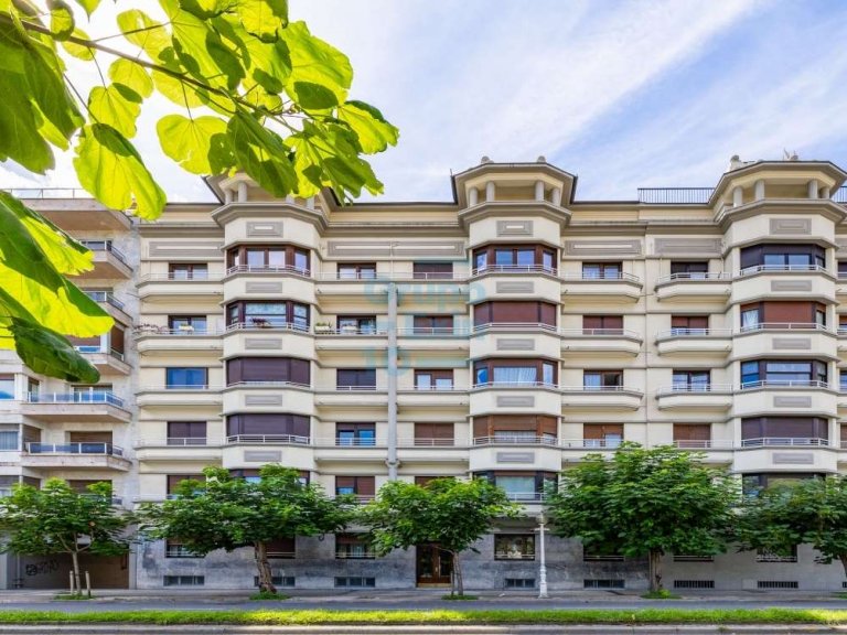 Amplio piso en venta en el barrio de Gros, junto al colegio Jesuitas