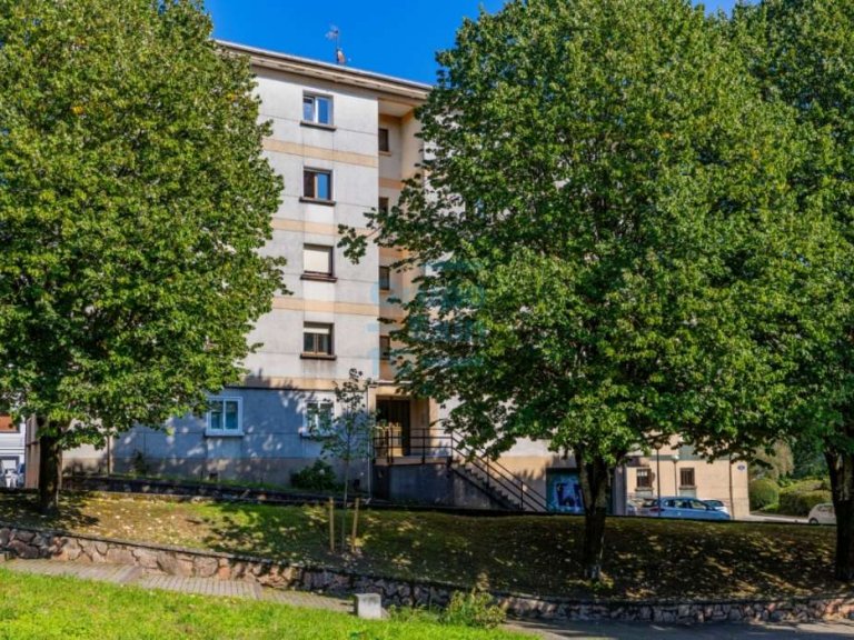 Acogedora vivienda situada en el Barrio de Altza, con excelentes comunicaciones con el centro de Donostia-San Sebastián.