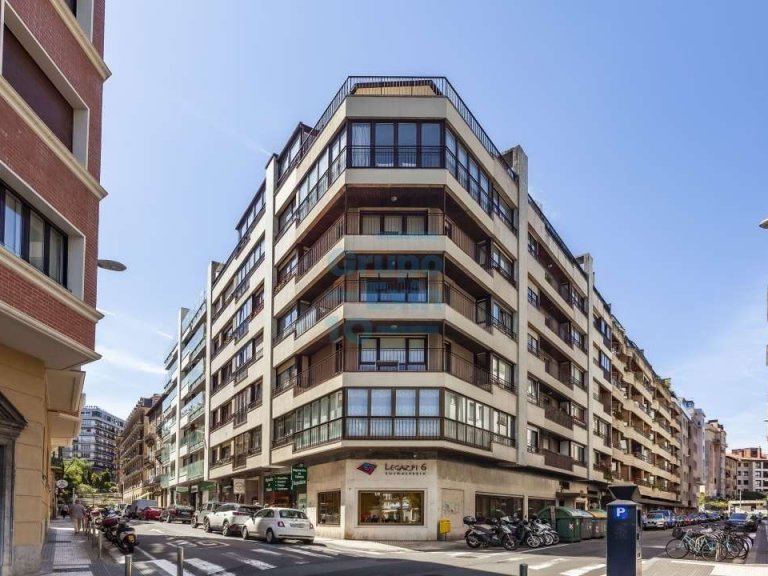 Vivienda situada en pleno corazón del Barrio del Antiguo de Donostia-San Sebastián con amplias posibilidades de reforma y nueva distribución.