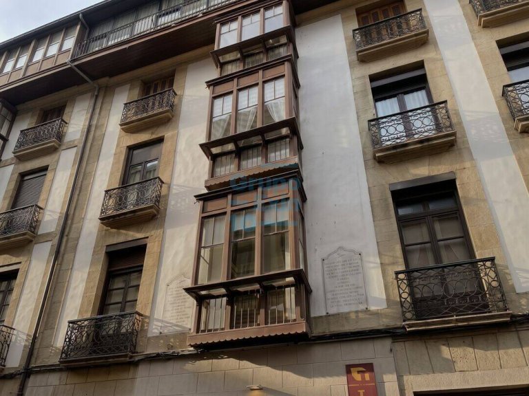Foto 1 de Piso en venta a reformar en pleno corazón de la Parte Vieja de Donostia-San Sebastián