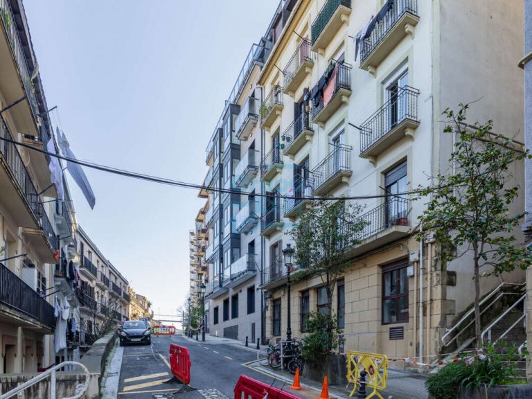 Foto 1 de Oportunidad única de vivir en el corazón de San Sebastián, próximo a Plaza Easo y a 600m de la playa de la Concha. Una de las zonas mas demandadas y con mas encanto de la ciudad. Foto 1 de Oportunidad única de vivir en el corazón de San Sebastián, próximo a Plaza Easo y a 600m de la playa de la Concha. Una de las zonas mas demandadas y con mas encanto de la ciudad.