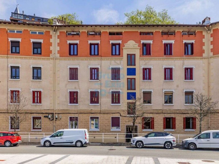 Foto 1 de Interesante, versátil y luminosa vivienda en venta, situada en el barrio del Antiguo. San Sebastián.