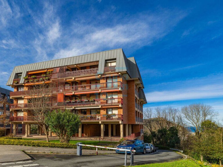 Foto 1 de Luminosa vivienda de diseño, con terraza y vistas despejadas a la venta, en San Sebastián