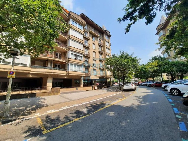 Foto 1 de Raya de garaje amplia, en el barrio de Ondarreta, muy próximo al Hotel San Sebastián.