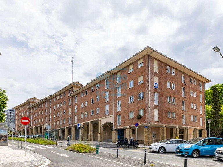 Foto 1 de Amplia vivienda familiar en venta en Mons Barrio de Intxaurrondo de San Sebastián bien comunicado con el centro de la ciudad.