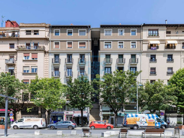 Foto 1 de Piso con mucho potencial para reformar, con balcón y Orientación Sur, a la venta en Pasajes