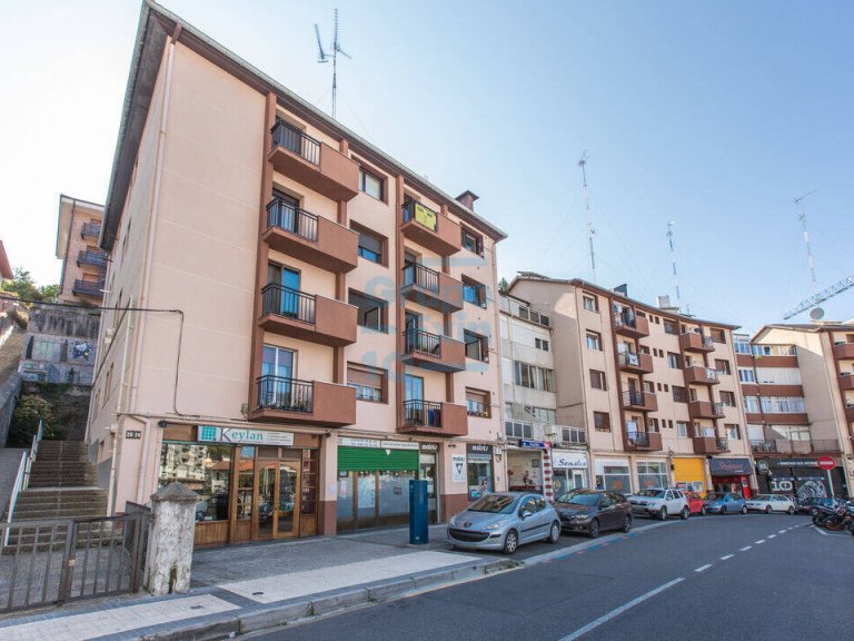 Foto 1 de Vivienda reformada en venta con posibilidad de 3 habitaciones en el corazón de El Antiguo, San Sebastián - Gipuzkoa