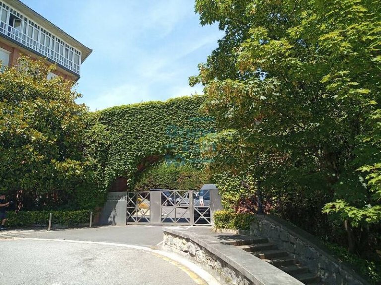 Foto 1 de Amplio garaje cerrado en venta con dos plazas independientes y espacio adicional libre.Ubicado en zona de Paseo de Miraconcha, San Sebastián.