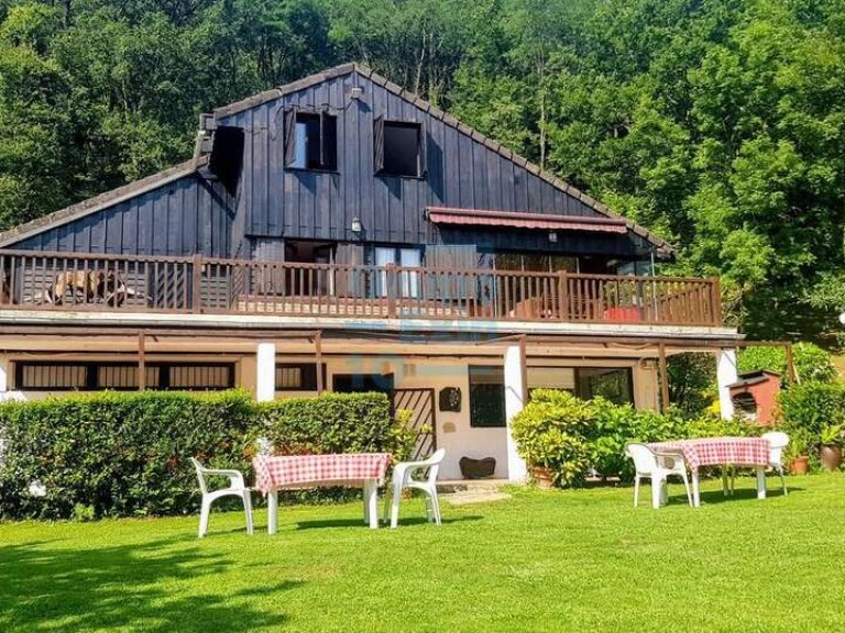 Foto 1 de Espectacular complejo rural, con casa, cabaña, piscina y terreno, a la venta en Hernani.