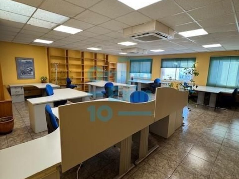 Muy bien comunicada. Polígono Bidebitarte. Astigarraga.