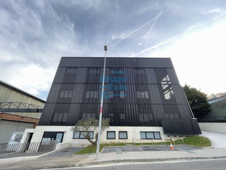 Oficina de esquina a estrenar, exterior con baño.