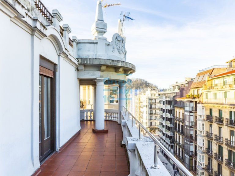 Foto 1 de Alquiler de vivienda de 3 dormitorios con impresionante terraza para contrato de larga duración