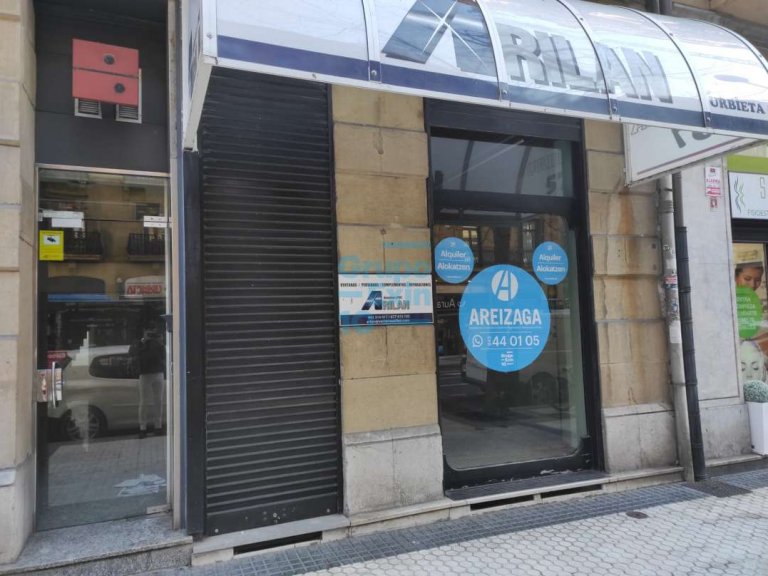Se alquila local de gran escaparate y85m2 útiles con licencia de comercio en el centro de San Sebastián