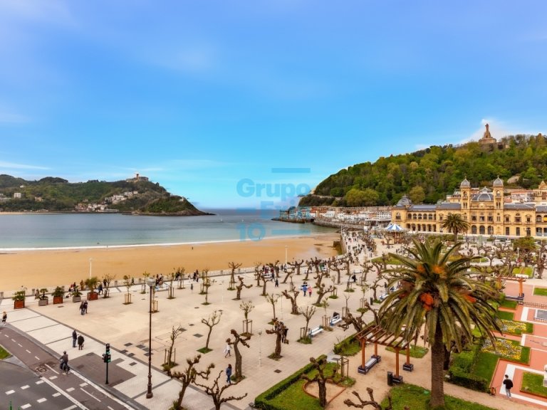 Foto 1 de Vivienda con imponentes vistas a la playa de la Concha y al ayuntamiento de San Sebastián. Requiere reforma integral