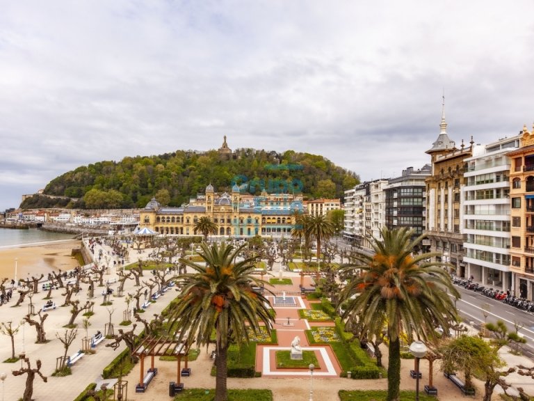 Foto 2 de Vivienda con imponentes vistas a la playa de la Concha y al ayuntamiento de San Sebastián. Requiere reforma integral