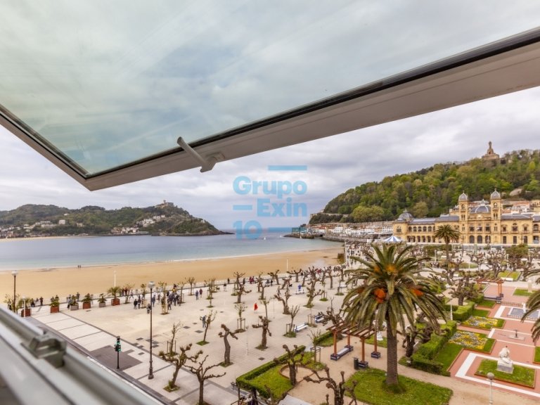 Foto 3 de Vivienda con imponentes vistas a la playa de la Concha y al ayuntamiento de San Sebastián. Requiere reforma integral