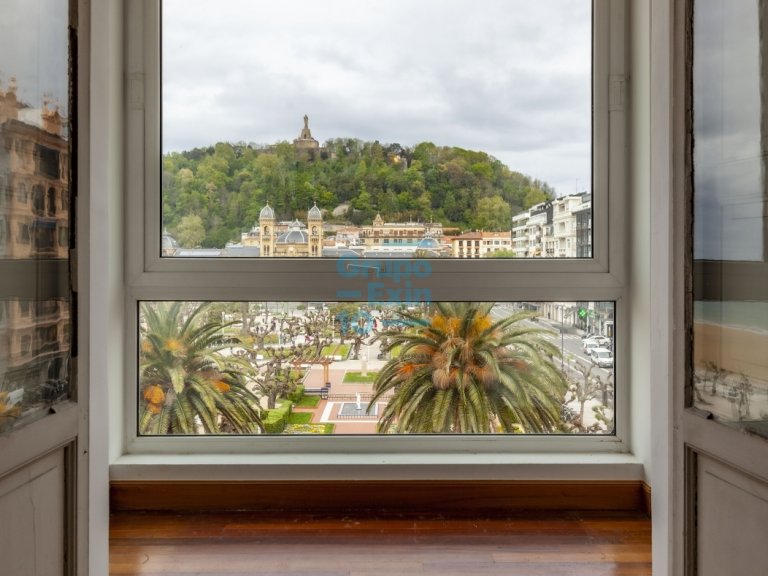Foto 4 de Vivienda con imponentes vistas a la playa de la Concha y al ayuntamiento de San Sebastián. Requiere reforma integral