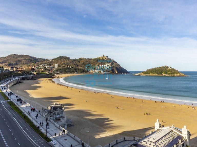 Foto 1 de Miraconcha - Exclusivo ático en primera línea, con vistas impresionantes de la playa de la Concha y Ondarreta.