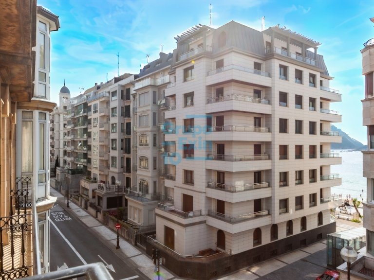 Foto 1 de Calle Zubieta, 2a línea del mar, en pleno centro. Vivienda de lujo en edificio de reciente construcción.