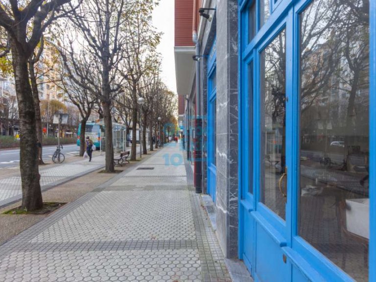 Foto 1 de Avenida de Madrid local comercial con amplio escaparate.