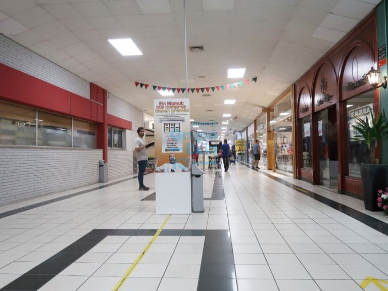 Local comercial en el pasillo principal del centro comercial Mamut.