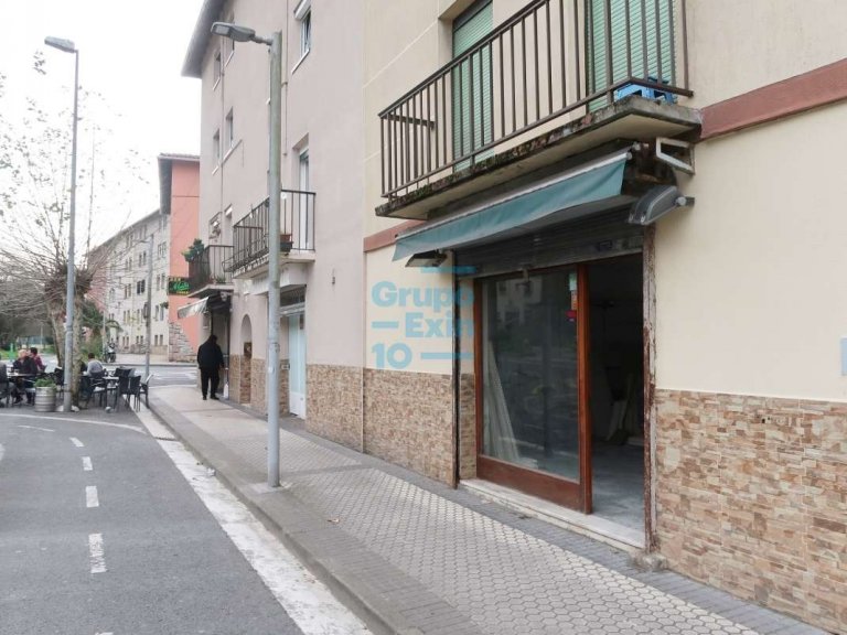 Foto 1 de Local comercial a dos fachadas en Pº Martutene. Escaparate a la calle.