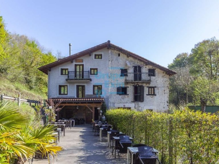 Foto 1 de Bar-Restaurante ARISTI ubicado en caserío Bifamiliar con dos viviendas, 37.000 m2 de terreno y dos parkings exteriores.