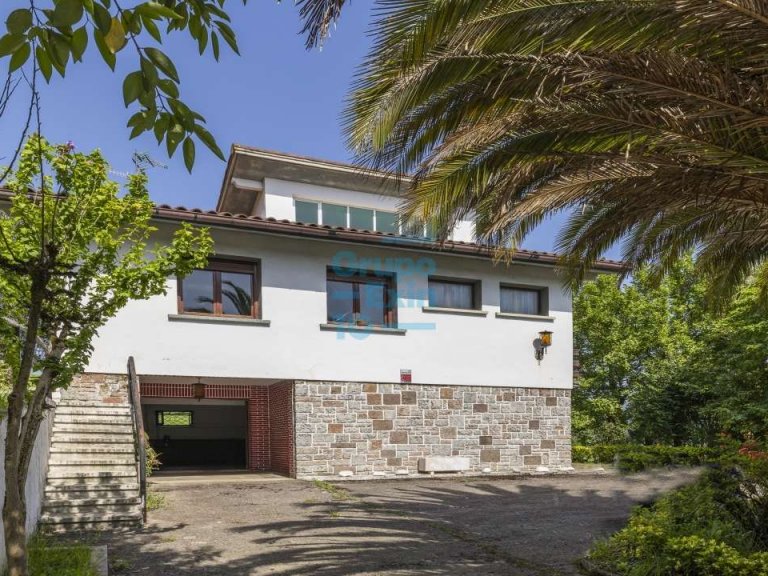 Foto 1 de Villa individual a reformar en parcela de 1.222 m² con magnífica ubicación junto al centro de Oiartzun, totalmente exterior con terraza y vistas despejadas.