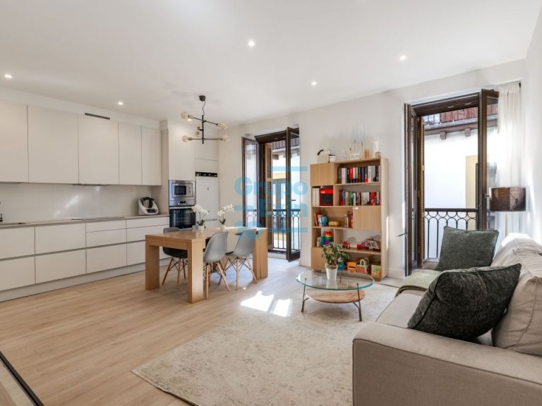 Foto 1 de Próximo a la Alameda del Boulevard, preciosa vivienda en planta tercera rehabilitada íntegramente en el año 2021. Ascensor a cota cero.