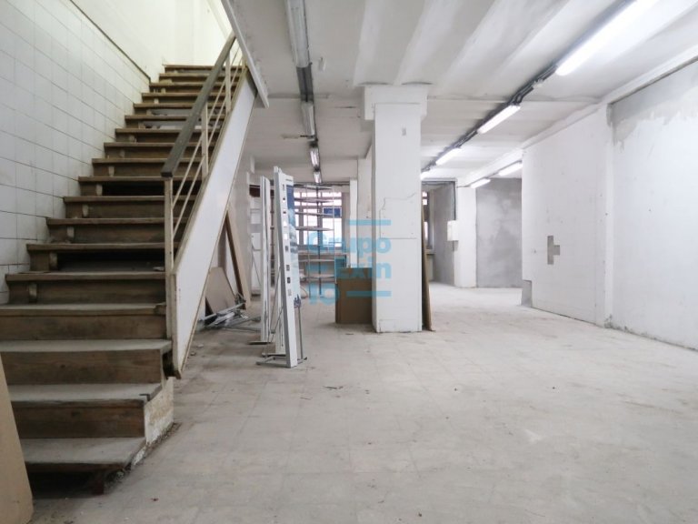 Foto 1 de Local comercial diáfano en planta baja de 130 m2 con entreplanta. Exterior a dos fachadas.