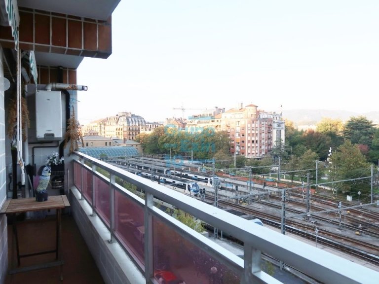 Foto 1 de ALQUILER TEMPORAL. Calle Autonomia se alquila piso con buena altura con balcón de 7 m y Vistas despejadas.