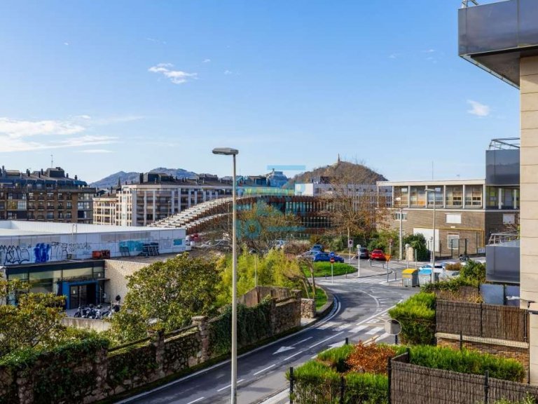 Foto 1 de Al principio de Pº Rodil junto al polideportivo Manteo. Vivienda en esquina totalmente exterior con vistas despejadas. Parking comunitario y trastero en planta bajo cubierta.