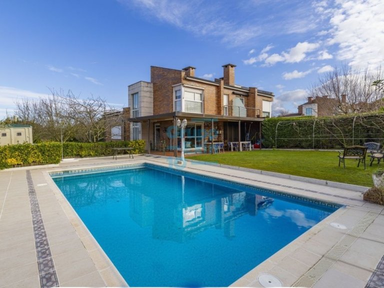 Foto 1 de Villa bifamiliar en Miramón Pº Oriamendi con precioso jardín con piscina y vistas depejadas. Construcción del año 2005. Foto 1 de Villa bifamiliar en Miramón Pº Oriamendi con precioso jardín con piscina y vistas depejadas. Construcción del año 2005.