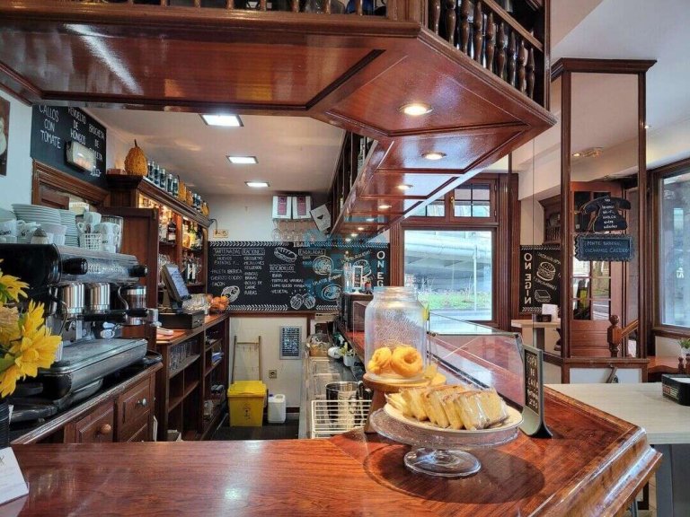 Bar en funcionamiento cerca del centro comercial Arcco con salida de humos. POSIBILIDAD ALQUILER CON OPCION COMPRA.