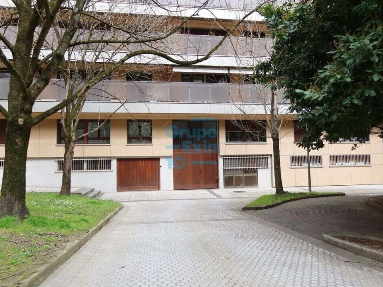 Foto 1 de Plaza de aparcamiento (raya) en planta de sótano 1º con trastero anejo de 8,85 m2.