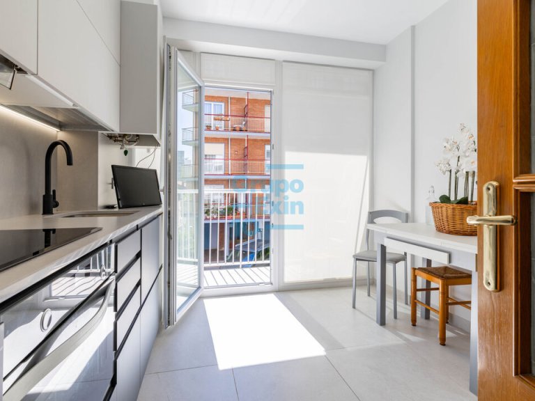 Foto 1 de Vivienda totalmente exterior con balcones a dos fachadas. Zona tranquila con aparcamiento comunitario privado en el exterior.