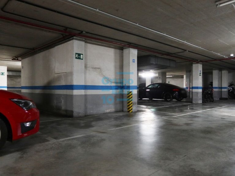 Foto 1 de Junto a ARCCO se vende plaza de aparcamiento para motos o coche mediano ubicado en sótano segundo.