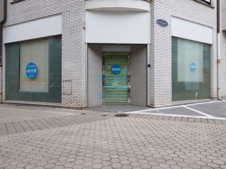 Local comercial en esquina junto al centro comercial Arcco. Totalmente acondicionado.