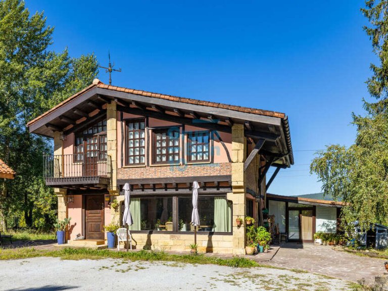 Foto 1 de Entre Oiartzun e Irún vendemos dos casas con mucho encanto  de estilo rústico en una misma parcela de 10.990 m2.