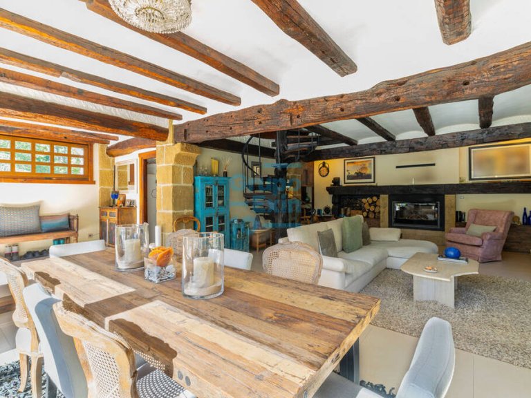 Foto 2 de Entre Oiartzun e Irún vendemos dos casas con mucho encanto  de estilo rústico en una misma parcela de 10.990 m2.