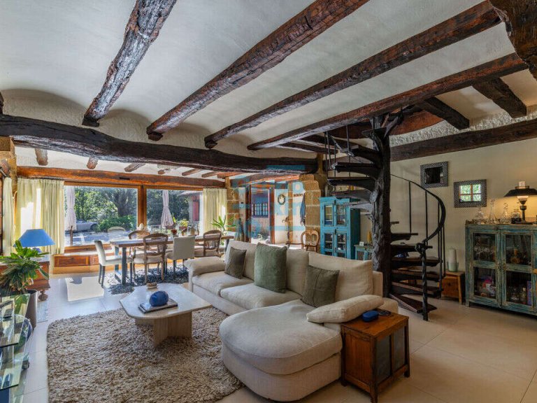 Foto 4 de Entre Oiartzun e Irún vendemos dos casas con mucho encanto  de estilo rústico en una misma parcela de 10.990 m2.