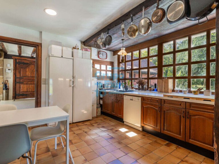 Foto 5 de Entre Oiartzun e Irún vendemos dos casas con mucho encanto  de estilo rústico en una misma parcela de 10.990 m2.