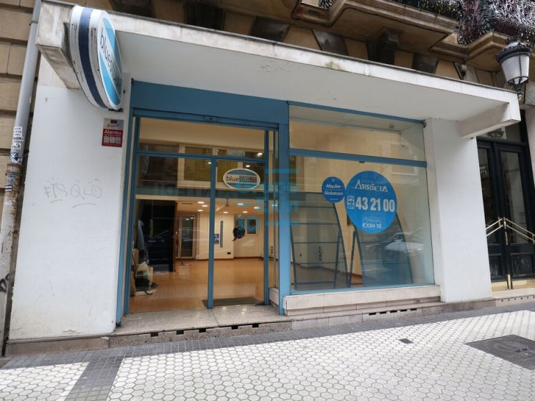 Centro. Local comercial en calle Prim.