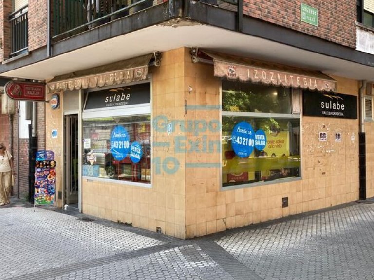 Astigarraga. Kale Nagusia. Local en esquina con dos escaparates, junto a Sagardo plaza.