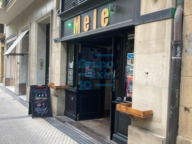 Centro. Garibay. Local de dos plantas con salida de humos y con licencia de bar cervecería.