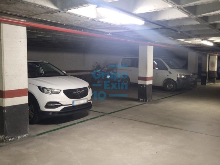 Foto 1 de Gran plaza de aparcamiento, con dimensiones para coche grande y alto más moto