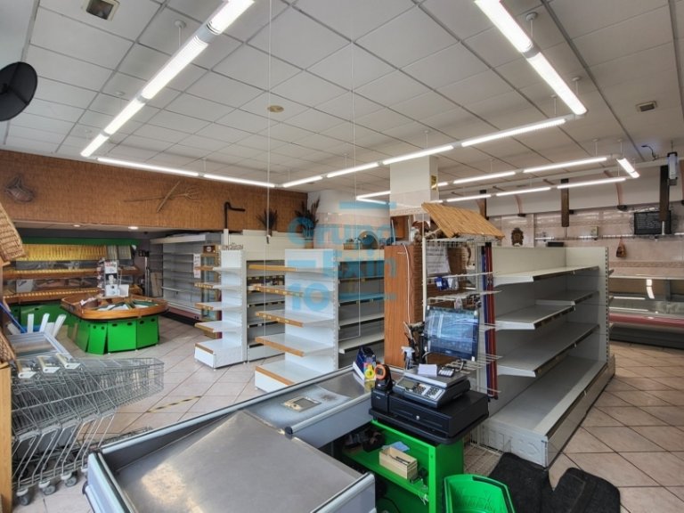 Fantástico local de esquina cuya última actividad ha sido supermercado.