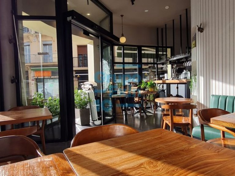 Bar con cocina y terraza, totalmente instalado, centro de Gros